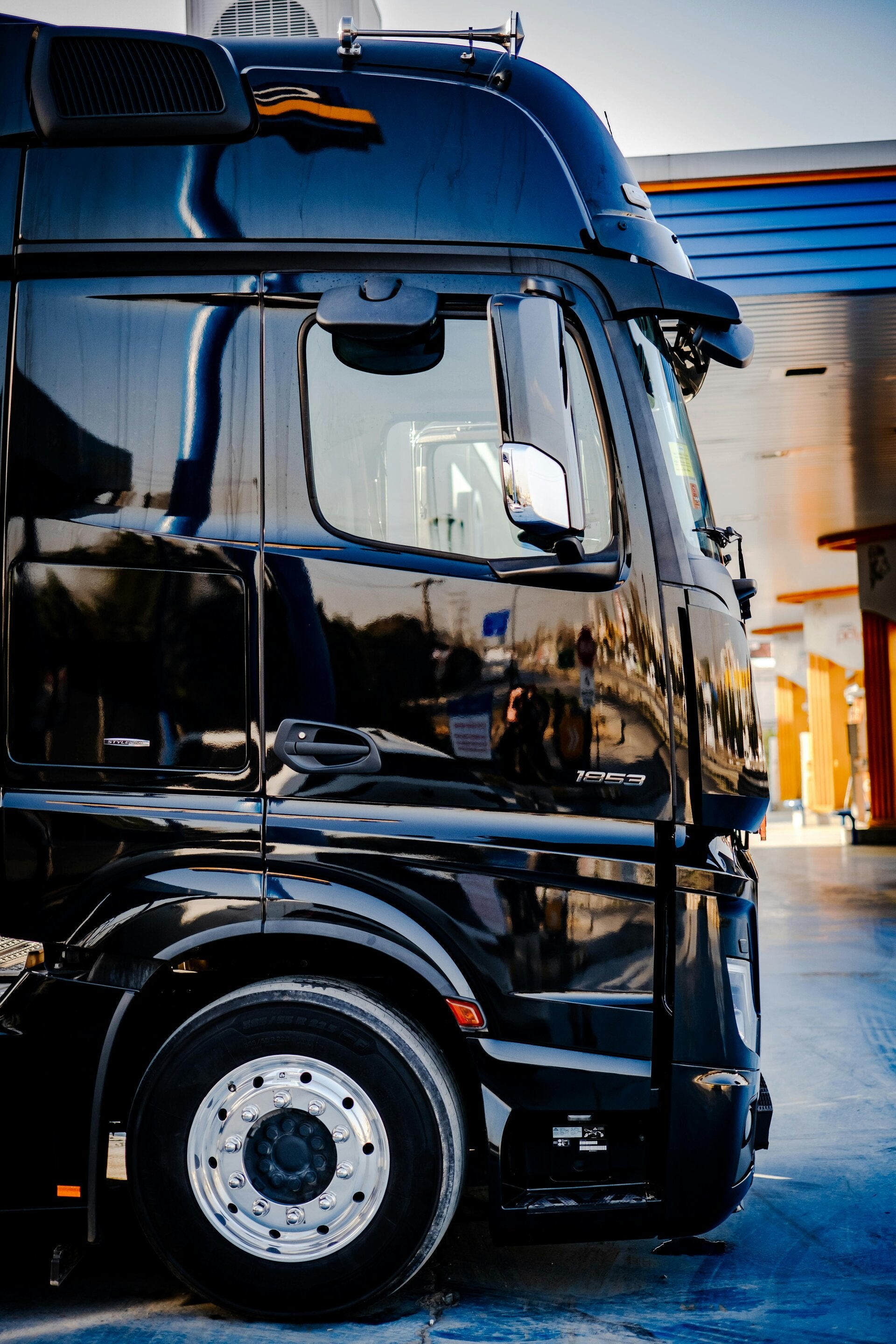 Cabine van een vrachtwagen bij SN Autoservice