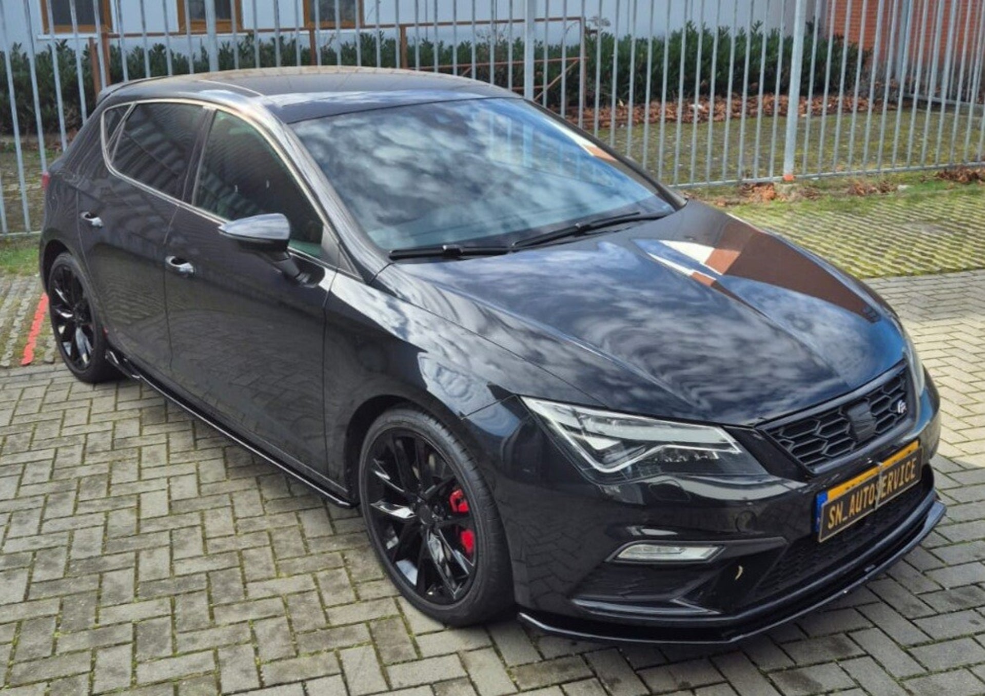 Seat Leon met bodykit en verlaagd onderstel
