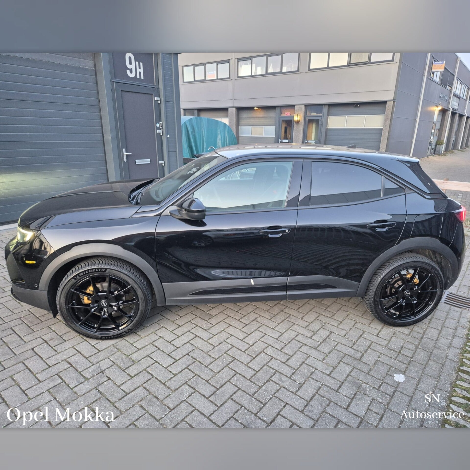 Zwarte remklauw achter een velg van een Opel Mokka